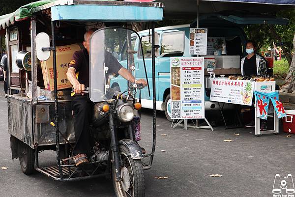 員林大明里蜀葵花海攤販機車.jpg